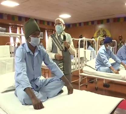 PM Modi met the wounded soldiers, said - Never bow down and will never bow down in front of any force of the world.