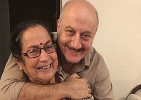 Anupam Kher's corona report turned negative, mother Dulari turns corona positive