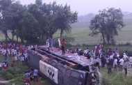 A gruesome accident: both vehicles fell down twenty feet after collision of bus and car on expressway, six killed, 40 injured