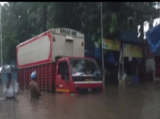Environment Minister Aditya Thackeray and BMC Commissioner seen the situation of waterlogging in Maharashtra