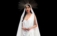 Nora's look with the female version of 'Pachtaoge' continues