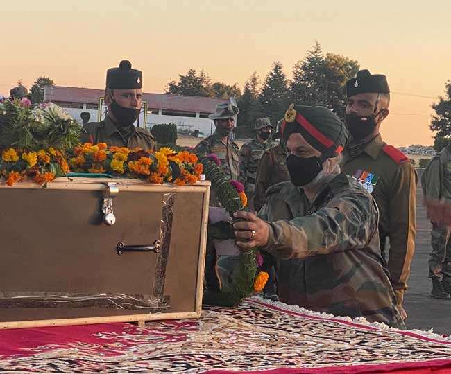 The mortal remains of Subedar Swatanter Singh, who was martyred in Jammu and Kashmir, were brought to Lansdowne, army officers and soldiers paid homage.