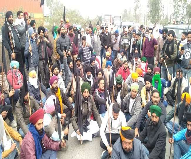 Faced with a fierce farmers' rally, bangles in Gadarpur on minister Arvind Pandey's vehicle and orange thrown at Thukral rally in Rudrapur