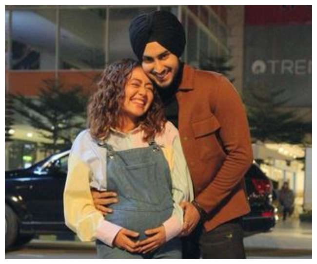Neha Kakkar shares a picture with Baby Bump after two months of marriage, husband Rohanpreet said this...