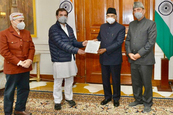 Rahul Gandhi handed over 2 crore signature memorandum to President