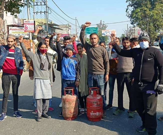 Youth Congress protests against increase in LPG price