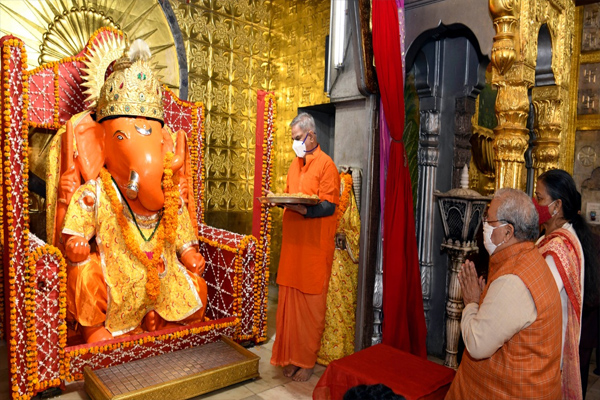Governor visits Motidungari in Ganesh temple