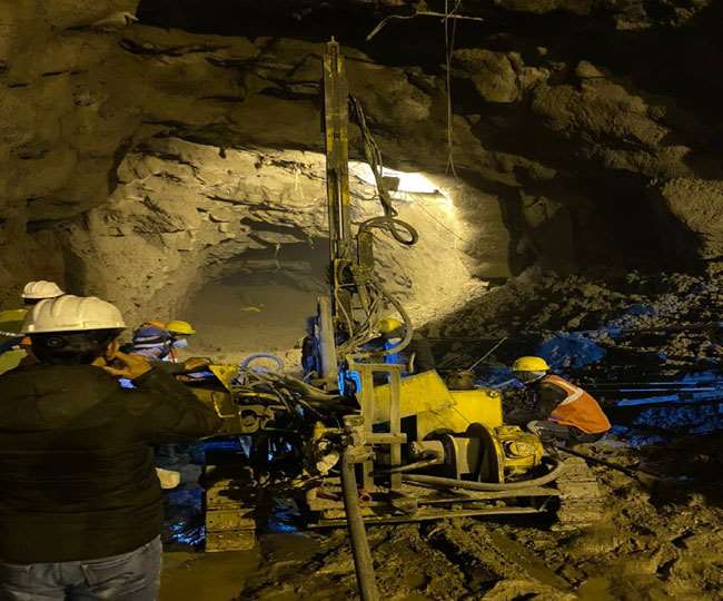 Help of experts is being taken, water leakage in main tunnel interrupts rescue