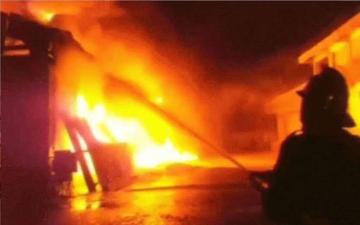 1 killed in a cosmetic factory fire in Delhi