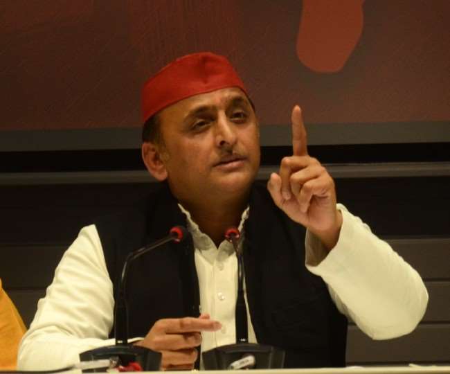 SP President Akhilesh Yadav said- Why is the CM afraid of red hat, so many pictures of him too