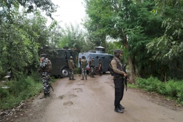 Two CRPF jawans injured in encounter with Naxalites in Jharkhand