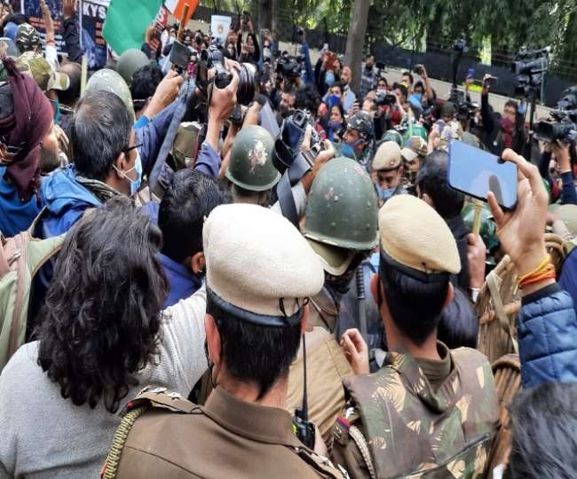 Protesters and police raid at Mandi House Metro station intensified