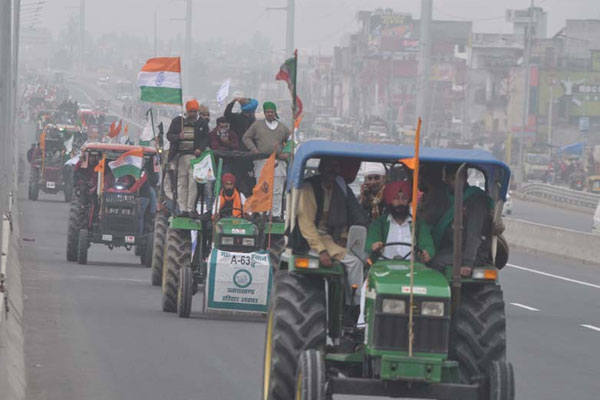 UP Police issues notice to 220 tractor owners