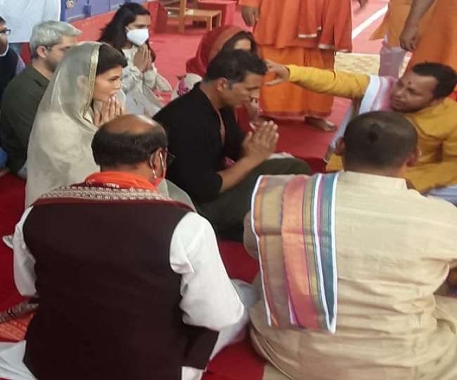 Akshay Kumar, with the unit of the film Ram Setu, performed Muhurta puja at the court of Ramlala.