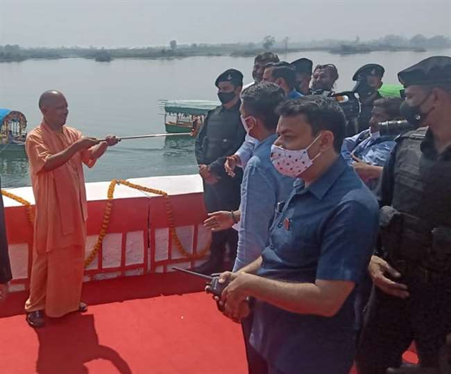 Chief Minister took selfie after inauguration of Project Rasin Dam in Chitrakoot