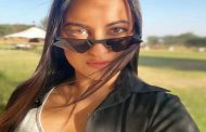 Sonakshi Sinha shared sun kissed selfie, fans praised fiercely