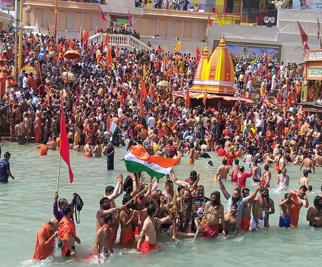 Taking a bath here in Kumbh is the most virtuous, the belief behind the name of Har Ki Paidi as Brahmakund.