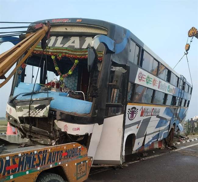 Ten passengers going to Ayodhya injured, bus collided with dividers in Unnao