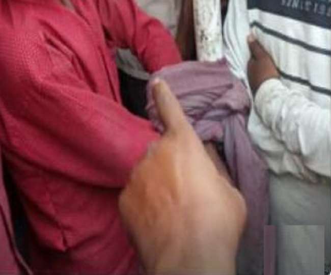 Tied to electric poles and beaten the innocent; People kept taking photos