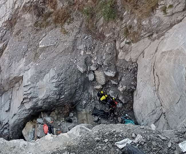 Tragic accident on Badrinath highway, five people, including father and son, died on the spot
