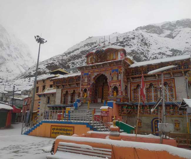 Heavy snowfall in the peaks and rain in low-lying areas for the second consecutive day in Uttarakhand