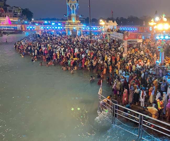 In the royal bath on the Somavati Amavasya, akhadas performed a dip of reverence in the Ganges, lakhs of devotees reached