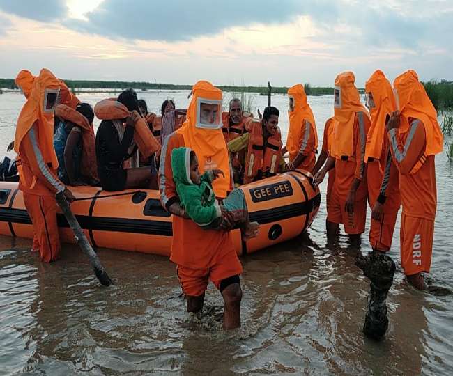 The boat which carried 200 people, got stuck in the middle of the river.