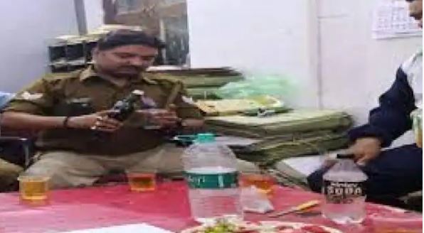 Photo of liquor party at SSP office in Etawah went viral