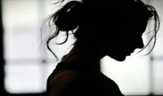 Secret of friendship by hiding name and identity, then marrying and getting pregnant