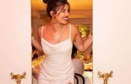 In a white dress, a gold bracelet in her hand and high heels on her feet, Priyanka Chopra robbed the gathering like this
