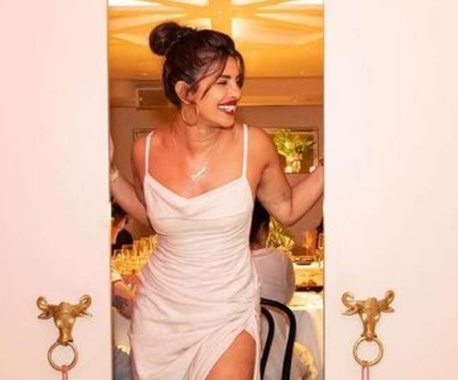 In a white dress, a gold bracelet in her hand and high heels on her feet, Priyanka Chopra robbed the gathering like this