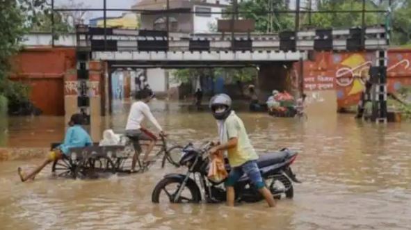 Flood havoc in UP, floods in 24 districts, people forced to migrate
