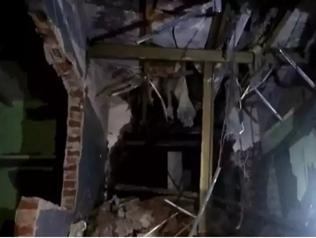 The roof collapsed during a dance at a loud DJ in Agra; 2 killed, more than 15 injured