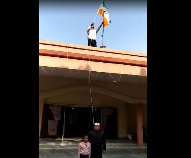 Embarrassing! Auraiya DM Sunil Kumar Verma hoisted the flag upside down, clarified after the video went viral