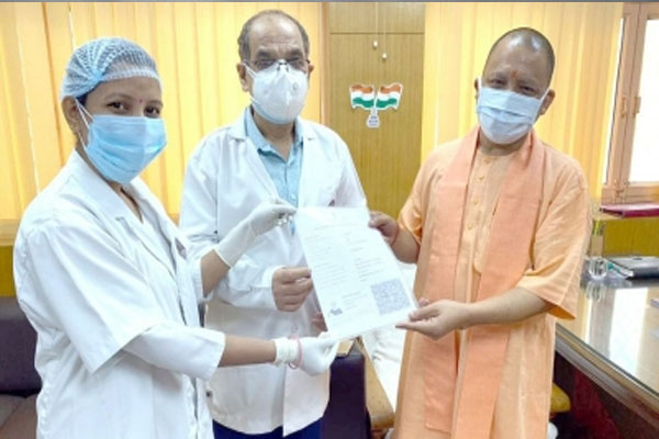 CM Yogi Adityanath took second dose of corona vaccine, said - now the mind is happy