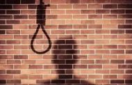 The young man was hanged on the hanging trapped by hanging the police.