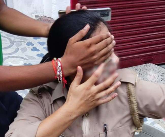 Attack on the woman soldier on opposition to seduce in Lucknow, bursticked head
