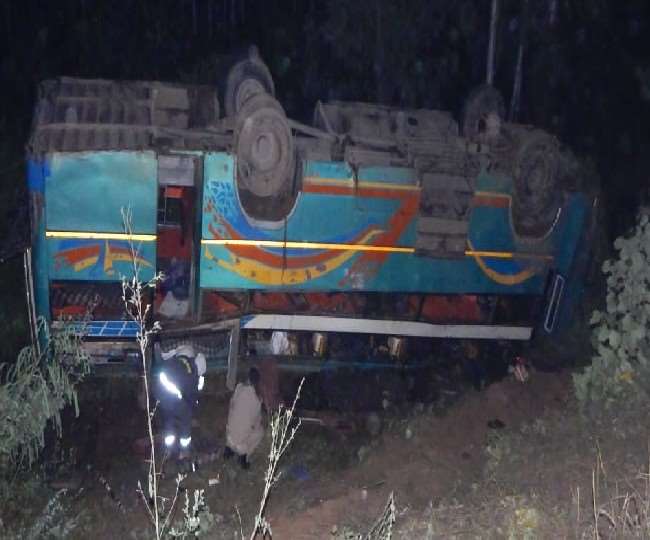 Double decker bus overturns in a ditch in Mundhapande, Moradabad, 20 injured, five critical