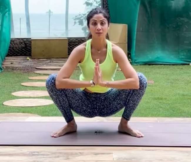 Shilpa Shetty did yoga in the garden of the house, said – 'Be your own warrior, this will happen only through yoga'