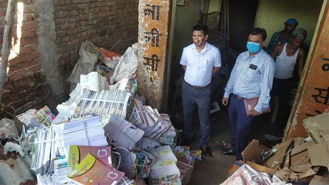 20 bundle books of council schools were sold in Chandauli to the scrap, SDM caught theft