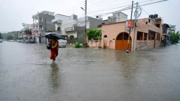 Torrential rain wreaks havoc in UP, order to keep schools and colleges closed for two days