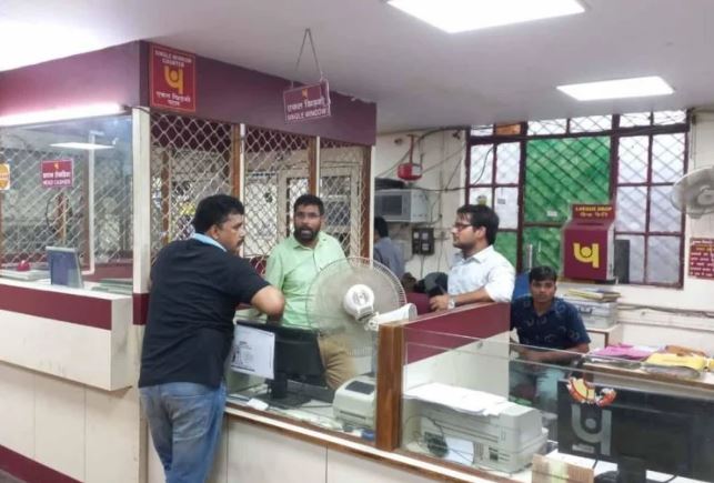 10 lakh rupees stolen from cash counter in PNB, CCTV footage shows youth wearing a cap and mask carrying a bag