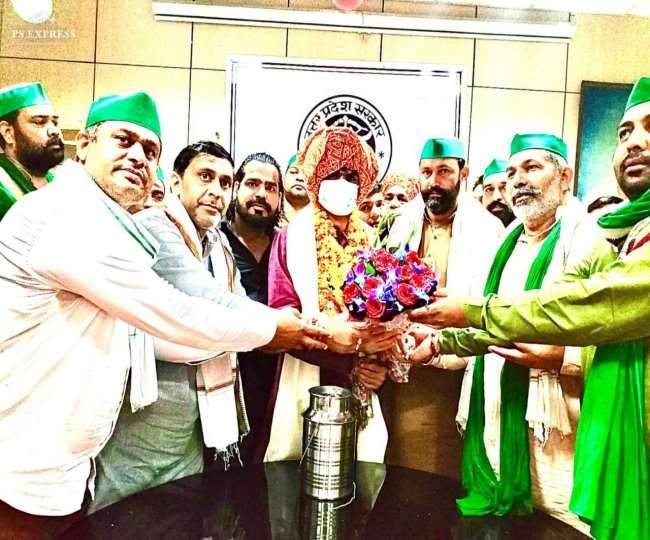 Farmer leader Rakesh Tikait met silver medalist DM Suhas LY in Paralympics, congratulated him for his victory by wearing a turban.