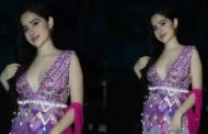 Urfi Javed showed her perfect figure in a purple dress