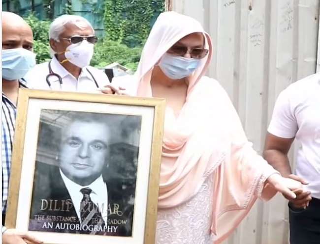 Saira Banu came in front of the camera for the first time after recovering, kept a picture of Dilip Kumar