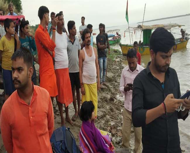 Big accident in Vindhyachal, six including three children drowned after boat capsized in Ganga, family came from Ranchi to visit