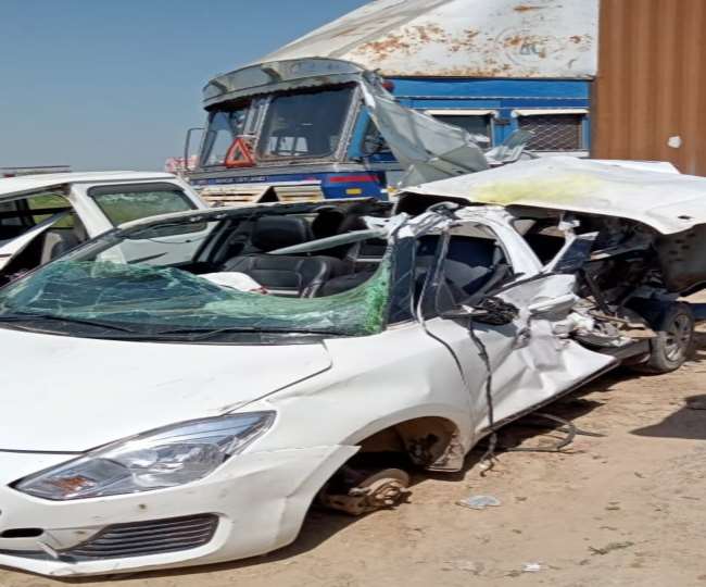 Car collided with truck parked on Delhi-Agra highway in Mathura, four members of a family died