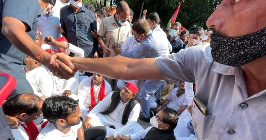 Akhilesh Yadav sat on a dharna in front of the house, SP workers torched a police car