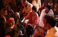 Priyanka Gandhi met the family of a dead farmer in Lalitpur