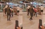 Surrounded by an assistant at the airport, this superstar was attacked by an unknown person, shocking VIDEO VIRAL
